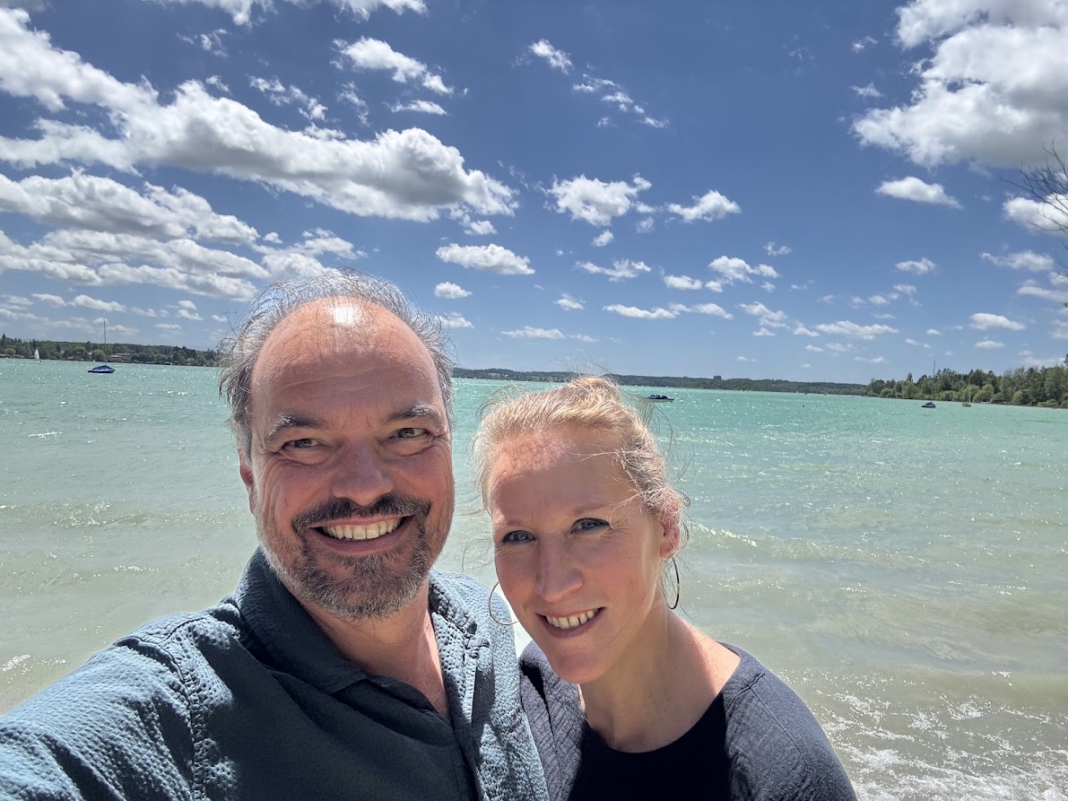 Sabine und Stefano Rost am See im Isar-Loisachtal